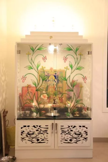 Doors-to-the-Pooja-Room-with-a-Glass-Painted-Finish-462x0